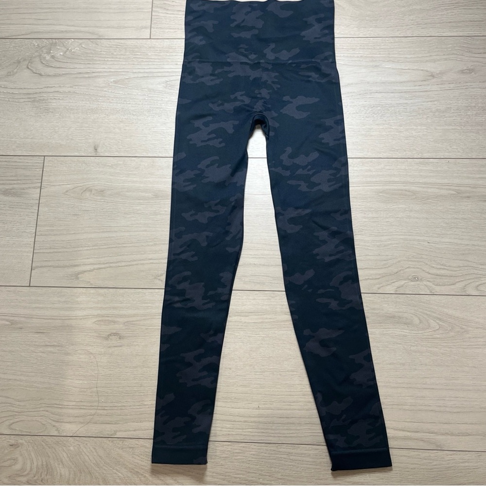 SPANX Camo High-Waist Leggings - gray & Black small women’s